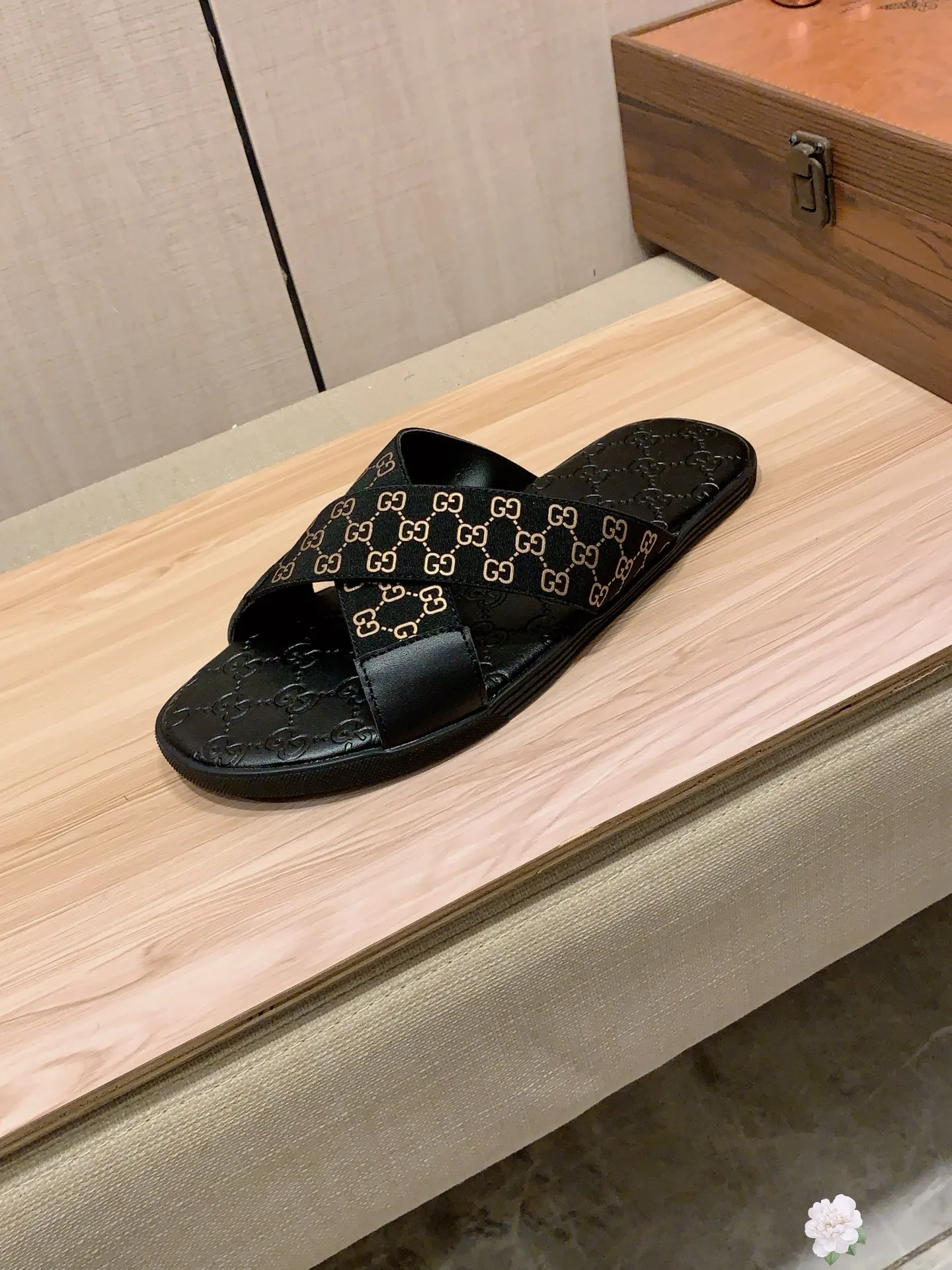 Slippers: New model: Factory price: 260💰💰🎩🎩🔥🔥《 Gucci* 》Series of slippers top purchasing agent🔍🔍Sold at the same time for men, original Italian imported webbing made of selected cowhide, exquisite workmanship,), sole: (super comfortable) original factory special sole, ⚠️exclusive double-layer movable molded sole super comfortable⚠️, real shot🎬the real thing is more beautiful🔍🔍266 regular code 38-44, can be ordered 45.